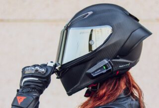 une femme avec un casque de moto