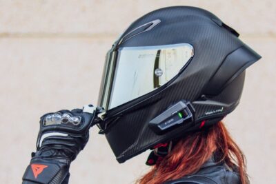 une femme avec un casque de moto