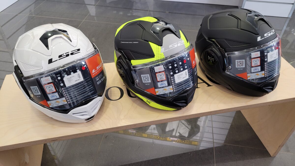 trois casques moto