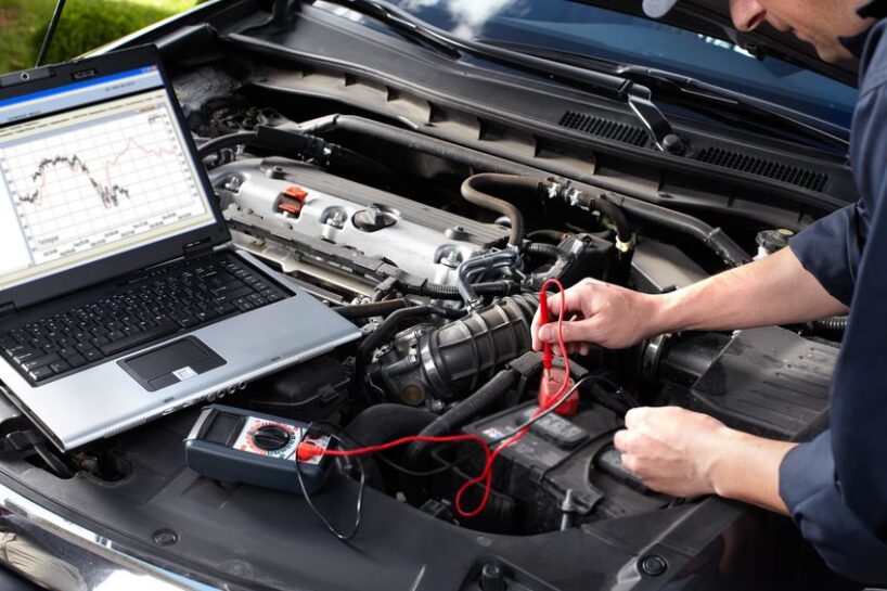 mécanicien qui utilise une valise de diagnostic auto icarsoft