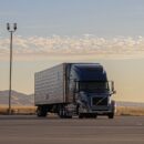 un camion garé sur un parking