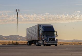 un camion garé sur un parking