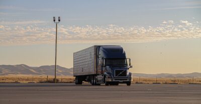 un camion garé sur un parking